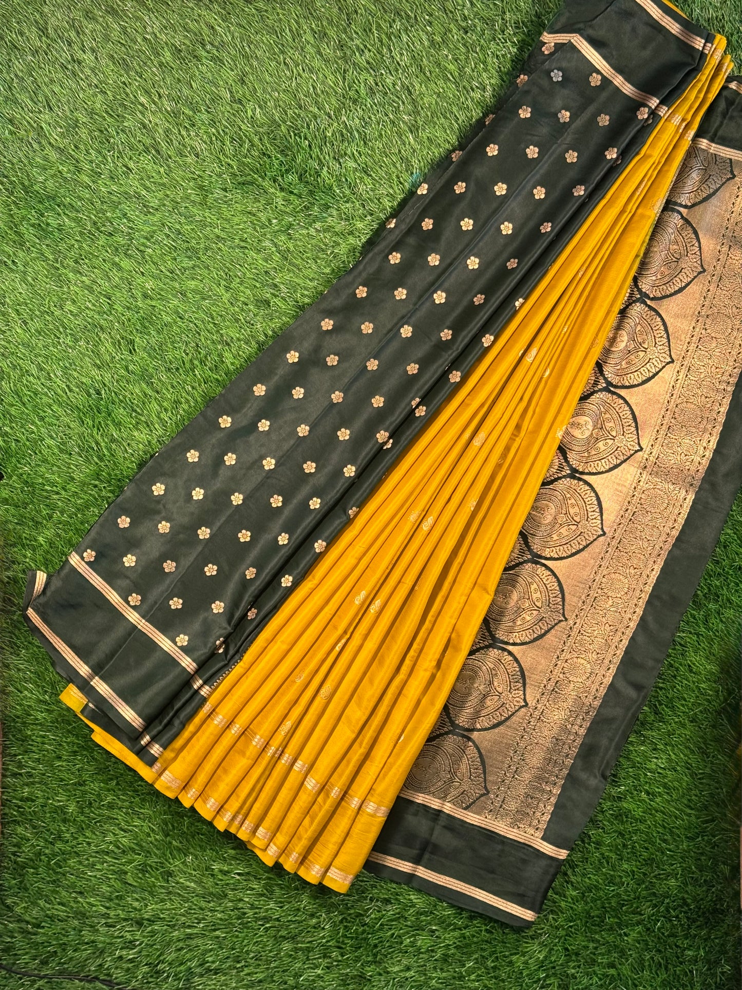 Premium Gajji Silk Saree with Zari Butti & Grand Contrast Pallu