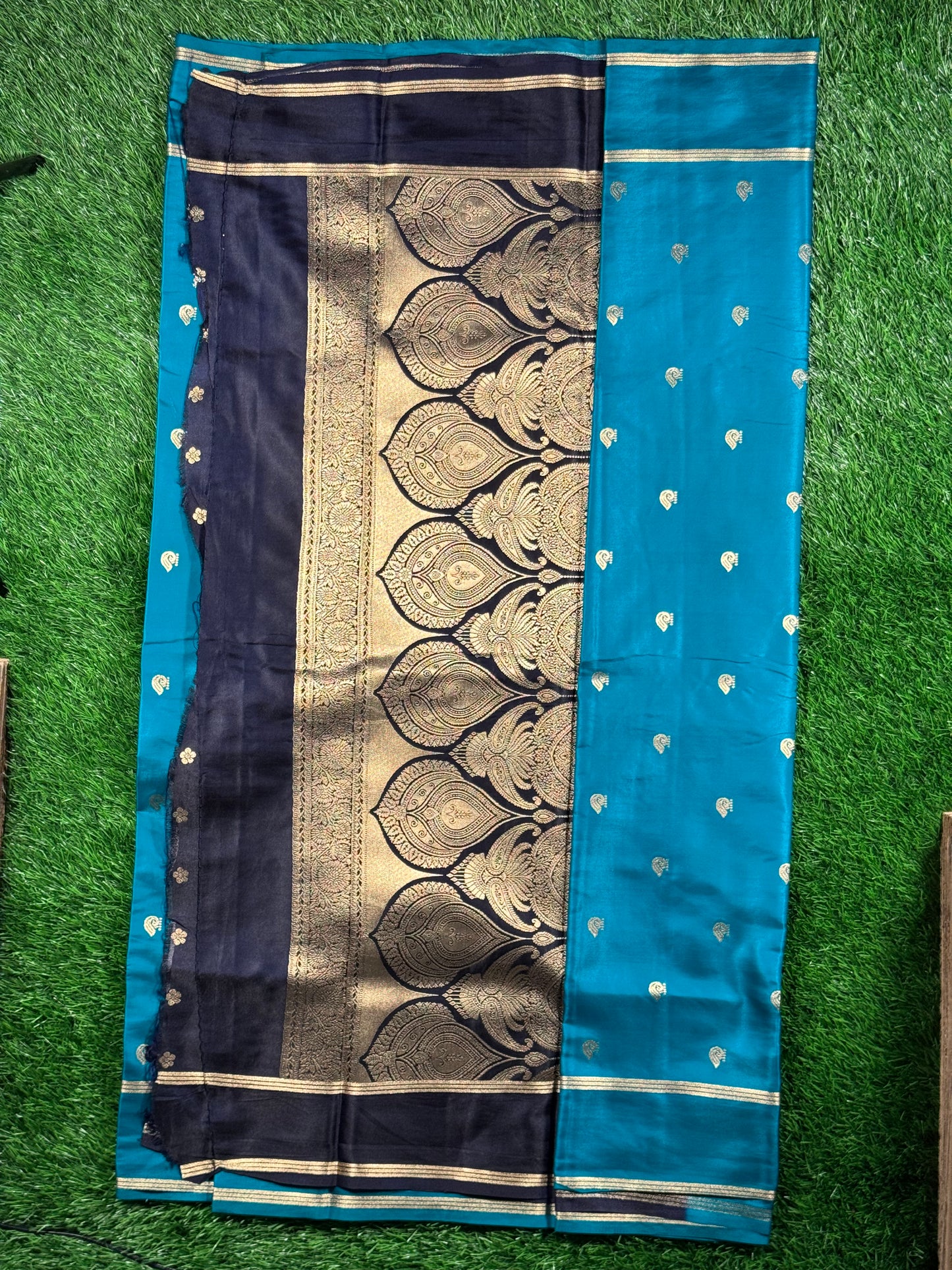 Premium Gajji Silk Saree with Zari Butti & Grand Contrast Pallu